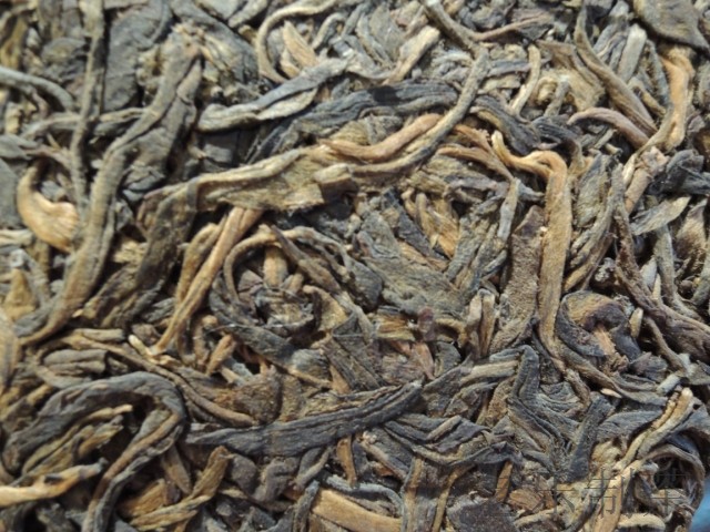 白龙须贡云南普洱茶饼茶生茶10年