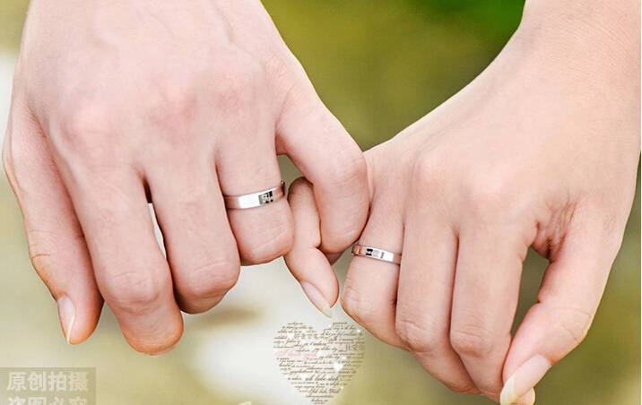 戒指拍照手势情侣图片